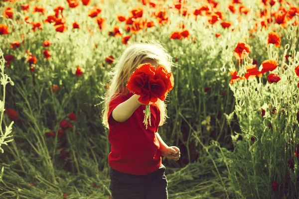 Bambino o bambino nel campo dei semi di papavero — Foto Stock