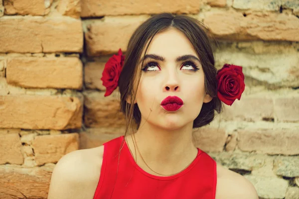 Modelo de moda com lábios vermelhos e rosas frescas no cabelo — Fotografia de Stock