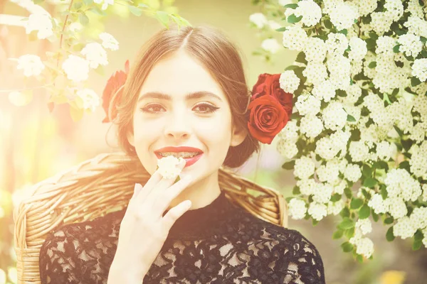 Счастливая девушка улыбается с белым цветком во рту — стоковое фото