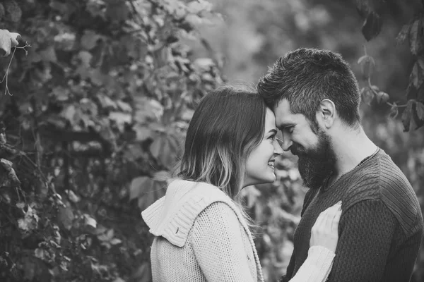 Couple aux visages souriants se câlinent avec tendresse . — Photo