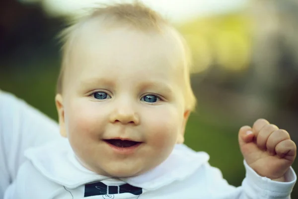 Gelukkig schattige babyjongen lachend — Stockfoto