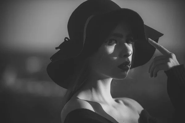 Гаряча літня дівчина красива леді носить модний капелюх вечірка побачення романтична модель жінка розкішний стиль життя колекція аксесуарів гарне обличчя — стокове фото