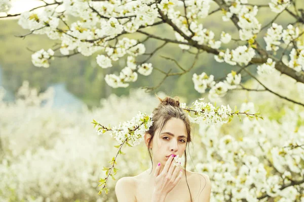 Mujer en primavera o verano jardín naturaleza — Foto de Stock