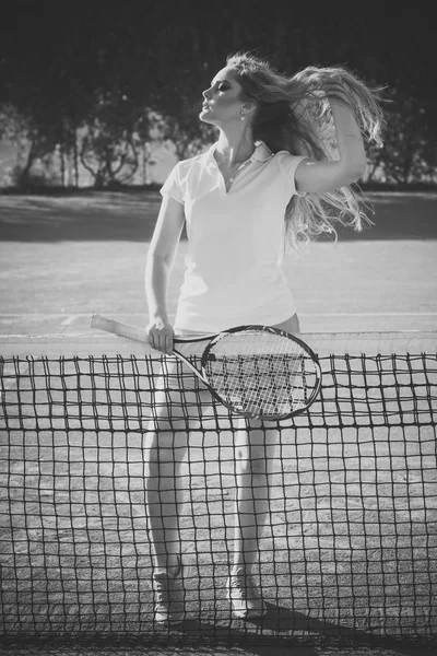 Mujer atleta en uniforme sexy mantenga raqueta de tenis en la red —  Fotos de Stock