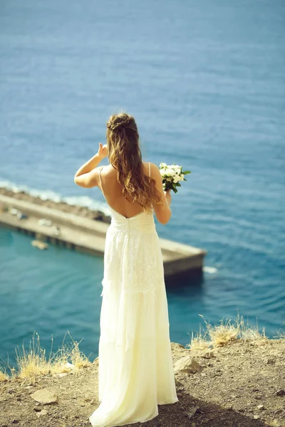 Hübsches Mädchen oder schöne Braut auf blauem Meer — Stockfoto