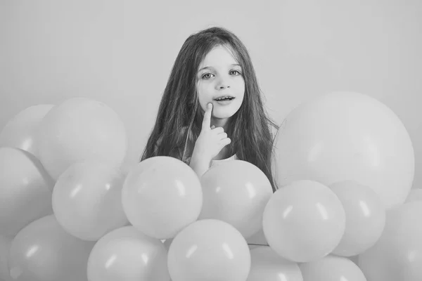 Miúdo em balões, aniversário . — Fotografia de Stock