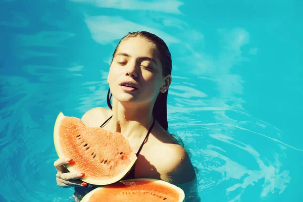 Donna con anguria in piscina — Foto Stock