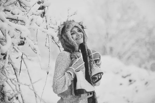 Sorriso de menina feliz com patins de figura em árvores na neve — Fotografia de Stock