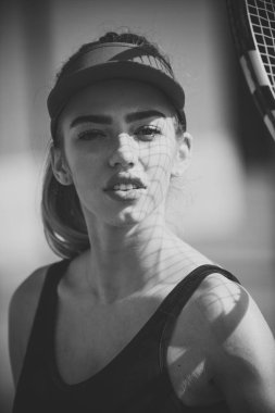 Tenis raketi ile şapkalı kadın