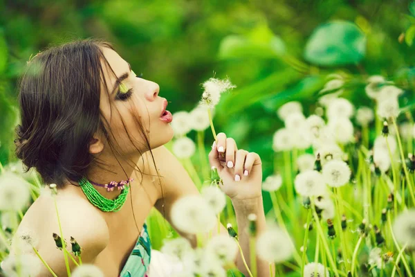 Mulher com maquiagem elegante e contas em folhas verdes — Fotografia de Stock