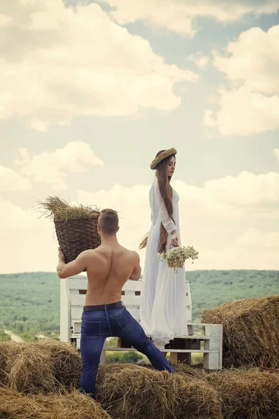 Casal apaixonado na paisagem da montanha — Fotografia de Stock