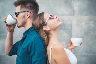 En iyi kahve Tarih zevk. Kız ve erkek arkadaşı espresso ya da ikinci içki var. Çift aşk açık kahve iç. İki kadın ve erkekle kahve fincanı. Theres her Kupası'nda küçük bir aşk