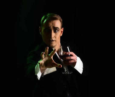 Bekle. MIME sanatçı sahnede gerçekleştirin. Sahne aktör pandomim şarap içme. Komedyen MIME makyaj ile şarap kadehi tutun. Dram Tiyatrosu aktör miming. Tiyatro performans sanatı ve reis komedi. MIME adam