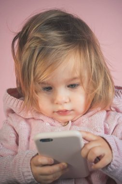 telefon modern çocuk oyun. eğleniyor. çocukluk ve mutluluk. sonbahar ve ilkbahar moda evlat. küçük kız çocuk gülümseyen. küçük mutlu kız. Yakalama parlak anlar. İlham arıyorsanız