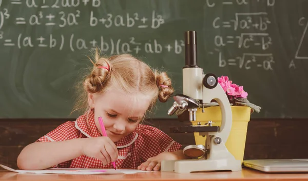 Маленька Дівчинка Вчиться Класі Хімії Школі Школярка Працює Над Хімічними — стокове фото
