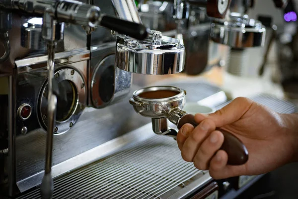 Facile à utiliser. Portafilter avec café moulu. Pièces de machines expresso. Machine à café ou cafetière dans un café. Appareil de cuisson en acier inoxydable pour infuser le café. Espresso brassé dans un café — Photo