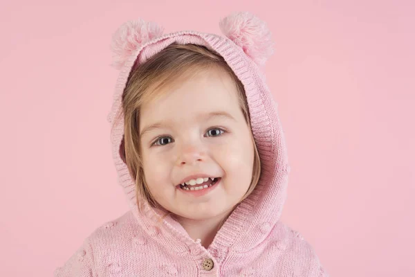 Outono e primavera criança moda. infância e felicidade. criança menina sorrindo. a divertir-se. pequena menina feliz. retrato de uma menina sorridente. suave e rosa — Fotografia de Stock