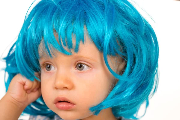 Funky stílusú szépség. Aranyos baba hosszú kék hajjal. Kis gyerek kopás kék paróka haj. Kis gyerek képzelet paróka frizura. Imádnivaló kis gyermek divat paróka. Szépség keresni cosplay party frizura — Stock Fotó