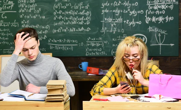 Estudiante estudiando duro examen. Estudiantes con libros preparándose para el examen en el salón de clases. Los estudiantes trabajan honestamente. Estudiantes que se comunican durante el recreo entre conferencias en un auditorio . — Foto de Stock