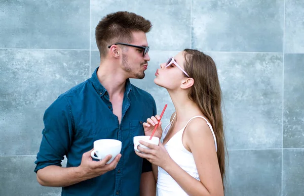 Nichts als zwei Heißgetränke zwischen Ihnen. Frau und Mann haben getrunken. Verliebte Paare trinken draußen Kaffee. Frau und Mann mit Kaffeetassen. Das beste Kaffee-Date genießen — Stockfoto