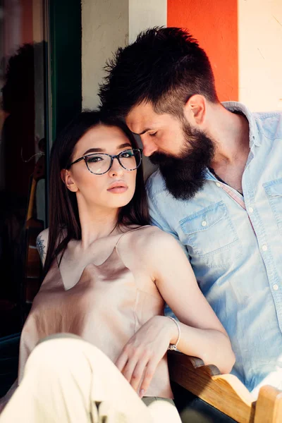 Modelos de moda. Namorada e namorado em relações de amizade. Um casal apaixonado. Casal de amantes com estilo de moda. Mulher sensual e homem barbudo em relações amorosas. Suas próprias tendências de moda — Fotografia de Stock