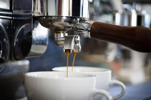 Relájese mientras su bebida está preparada. Tazas de café. Pequeñas tazas para servir bebidas de café. Café que se prepara en la cafetería o cafetería. Elaboración de café con cafetera exprés. Fabricación de café expreso con portafilter — Foto de Stock