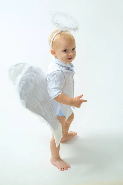 魔法の瞬間を楽しんでいます。ハロと天使の翼を持った少年。赤ちゃん天使。愛らしい少年天使。かわいいバレンタイン キューピッドや天使の赤ちゃん。クリスマスの天使。クリスマス パーティーお祝い — ストック写真