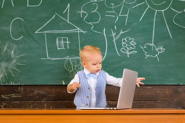 Jongetje internet surfen voor nuttige informatie in de computer klasse op primaty school. Eenvoudige portie informatie — Stockfoto