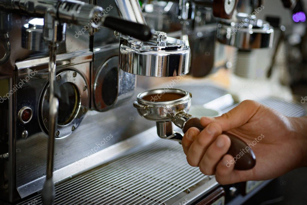 Fotos de Fácil de usar. Portafilter con café molido. Partes de la máquina  de café expreso. Cafetera o cafetera en la cafetería. Aparato de cocina de  acero inoxidable para elaborar café. Espresso