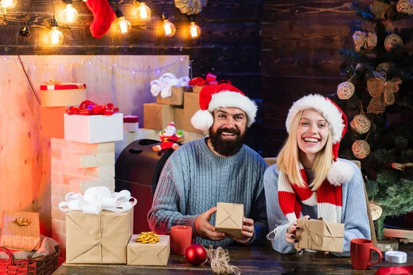 Porträtt av ett ungt vackert leende par. Julpar. Vintern freands bär röd jultomte hatt. Sensuella par till jul. Vinter semester och människor koncept. — Stockfoto