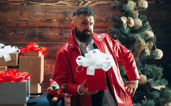 Weihnachtsmann mit Weihnachtsgeschenken. Neujahrsgeschenkbox. bärtiger moderner Weihnachtsmann wünscht frohe Weihnachten und ein gutes neues Jahr. — Stockfoto