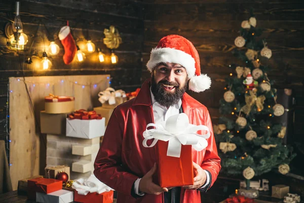 Weihnachtsmann mit roter Weihnachtsgeschenkschachtel. Frohe Weihnachten und ein gutes neues Jahr. — Stockfoto