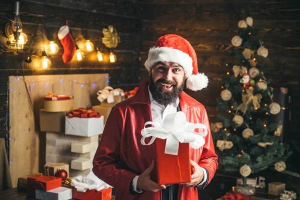 Santa claus s červenou Vánoční dárková krabička. Veselé Vánoce a šťastný nový rok. — Stock fotografie