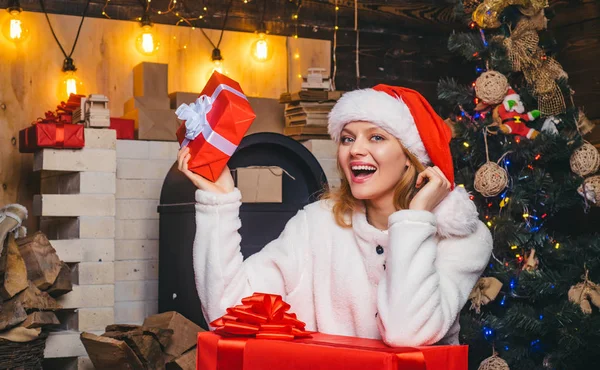 Lycklig kvinna. Ha kul. Vinter kväll känslomässiga reaktioner. Blond kvinnlig modell klädd i en jultomte hatt. Uttrycken möts. Hem Semester. Seriemördare. Julen lycklig. — Stockfoto