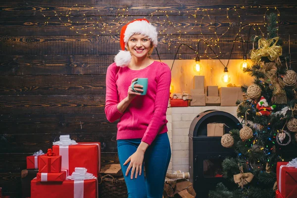 Güzel bir Noel Baba kadın. Noel hediyesi. Seksi Noel Baba kadın Vintage ahşap arka plan üzerinde poz. Noel giysileri giyen güzel kız portresi. Noel hazırlık. — Stok fotoğraf
