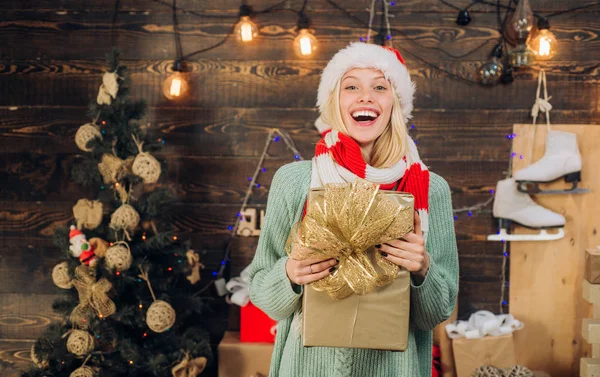 Noel giyinen ahşap duvardan neşeli genç kadın. Noel ağacı ile kapalı kız moda portre. Kadın gülümseme Noel. — Stok fotoğraf