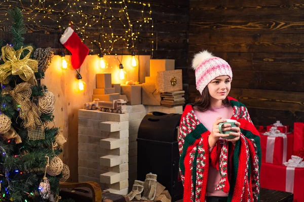 Çocuklar Noel tatillerinde hediye verirler. Kış akşamı evde. Mutlu Kış Çocuğu. Gençlerin elinde Noel hediyesi var.. — Stok fotoğraf