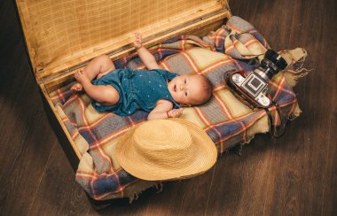 Sana hediye. Aile. Çocuk Bakımı. Küçük kız çantada. Seyahat ve macera. Tatlı küçük bebek. Yeni bir hayat ve Doğum. Mutlu küçük çocuk portresi. Çocukluk mutluluk. Foto muhabiri