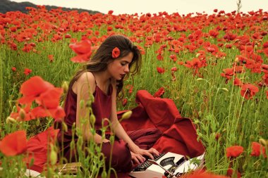 Uyuşturucu, Narkotik, Afyon, daktilo, kamera, kitap kadınla.