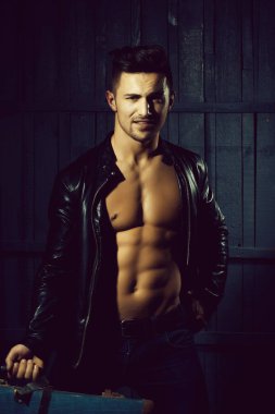 Takım elbise çantası ile birlikte gülümseyen adam