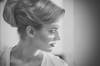 Işık ve gölge yüzünde şeritler ile kız.