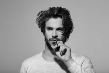 adam burun saç makasla kesme.