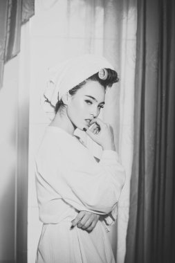 Düşünceli yüzü ile seksi Bayan parmak ağzında tutar..