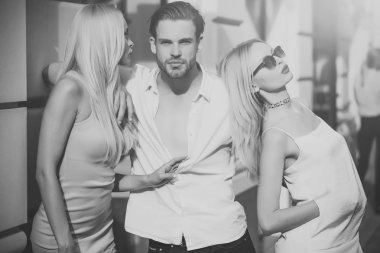 Seksi adam tarihi kadın arkadaşlar Caddesi'nde ikiz