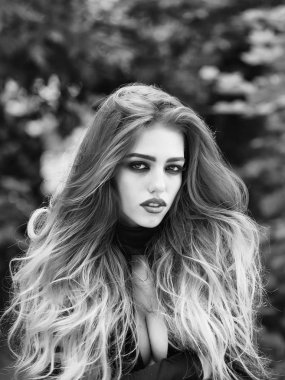 seksi genç kadın uzun saçlı