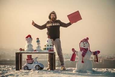 Kardan adam alışveriş torbaları üzerinde beyaz sky ile