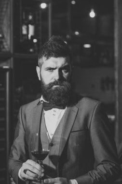 Sommelier şarap incelenmesi. Sommelier kadehinin lüks bar ya da puro ile kulüp.