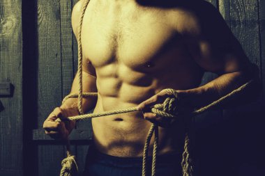 Kaslı adam tutarak ip