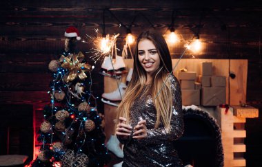 Ağzını aç. İfadeler yüz. Dostu ve sevinç. Noel kutusu GIF evde güzel kadınla. Komik yüz buruşturma. Gülümseyen kadın Noel ağacı evde dekorasyon. Sürpriz kavramı.