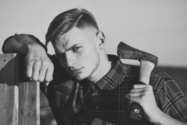 adam ahşap çit, balta ile